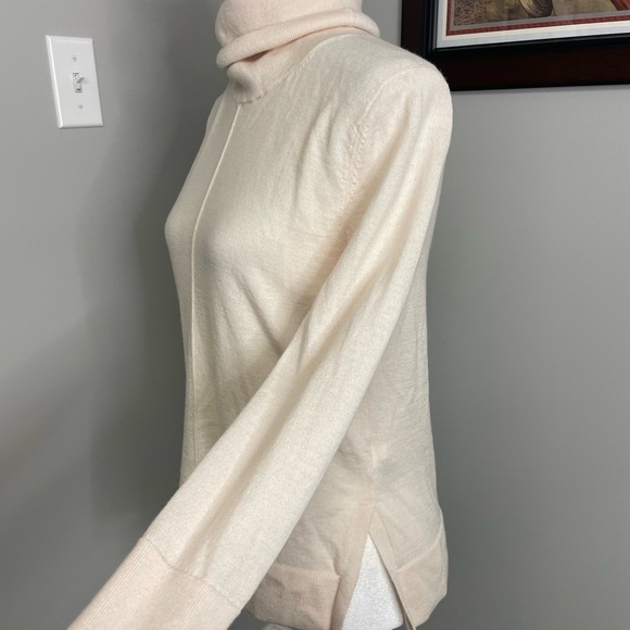 Banana Republic 100% Merino Wool Turtleneck Sweater Closet Staple Off White - Picture 2 of 4